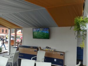 Telewizor na ścianie